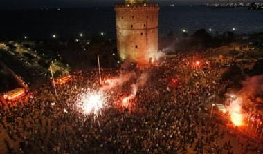 Ο Λευκός Πύργος βάφτηκε… μπλε (vids)