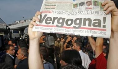 Λίγοι οι οπαδοί στο αεροδρόμιο. Γλίτωσε από τις αποδοκιμασίες ο Λίπι (vid)