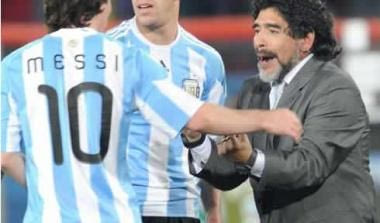 Ποιος έπεισε τον Μαραντόνα να βάλει κουστούμι;