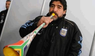 Ο Μαραντόνα φυσάει βουβουζέλα (vid)