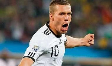 Μία πιπίλα κι ένα βραχιόλι τα γούρια του Ποντόλσκι (photos)