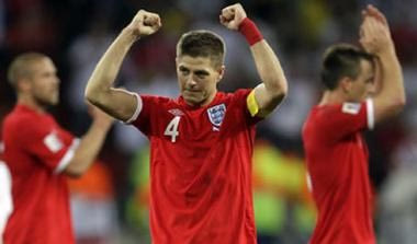 Η Αγγλία ακολουθεί τα γούρια και φορά πάλι την κόκκινη στολή