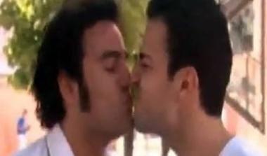 Ο Φάμπρεγας φίλησε άντρα δημοσιογράφο on camera! (vid)