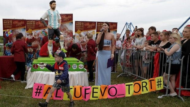 Γιόρτασαν τα 31 χρόνια του Μέσι… τρώγοντάς τον!