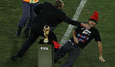 Εισέβαλε στο γήπεδο ο Jimmy Jump (vid)