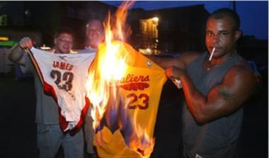 Απίστευτη επίθεση των Cavs στον “πρώην βασιλιά” Lebron James