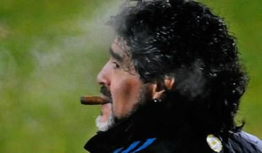 Ο Μαραντόνα προπονείται καπνίζοντας πούρο! (vid)