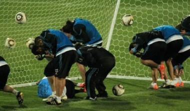 Ο Μαραντόνα δέχεται μπάλα στο κεφάλι (vids)