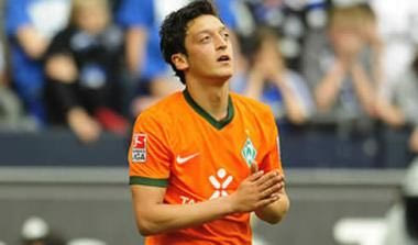 Αλοφς: “Ο Οζίλ δεν πάει πουθενά”