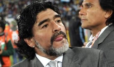 Αυτοπροτάθηκε στην Αστον Βίλα ο Μαραντόνα