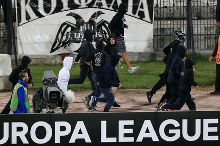 VIDEO: Εισβολή οπαδών του ΠΑΟΚ με τη λήξη