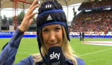 Δώρο το κράνος “Τσεχ” σε όμορφη ρεπόρτερ (vid)