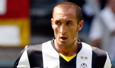 Προλαβαίνει τη Ρεάλ και “δένει” τον Κιελίνι η Γιουβέντους