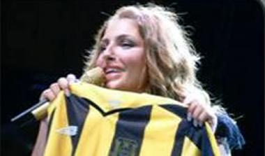 Με φανέλα της Αναγέννησης η Παπαρίζου! (pics)