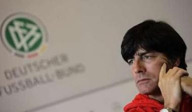 Ο Λεβ δίνει το περιβραχιόνιο στον Μπάλακ, όταν επιστρέψει