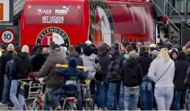 Εξαγριωμένοι οι οπαδοί της Φέγενορντ, επιτέθηκαν σε δημοσιογράφους