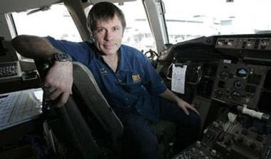 Ο Bruce Dickinson πέταξε το αεροπλάνο της Λίβερπουλ στη Νάπολη! Μαχαιρώθηκαν δύο οπαδοί