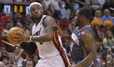 Οι 33 πόντοι του James δεν έφτασαν στους Heat κόντρα στους Bobcats (vids)