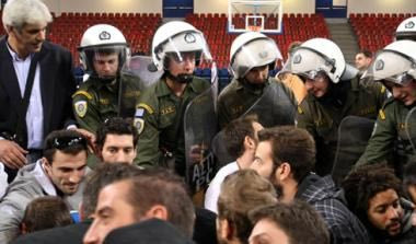 Ενταση και επεισόδια πριν το τζάμπολ στο Ελληνικό (videos)