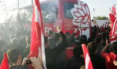 Συνοδεία οπαδών αναχώρησε η αποστολή από του Ρέντη (vid)