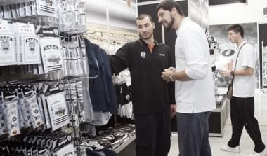 Στην μπουτίκ παίκτες και τεχνικό επιτελείο του ΠΑΟΚ (vids)