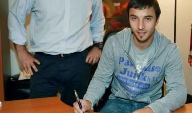 Ανανέωσε με την ΑΕΚ μέχρι το 2013 ο Σκόκο (videos)