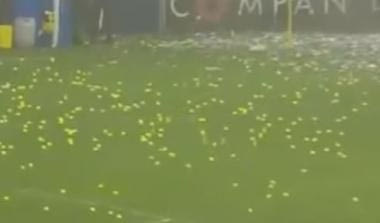 12.000 μπαλάκια στον αγωνιστικό χώρο του “Άλμεντ Στάντιον” (vid)