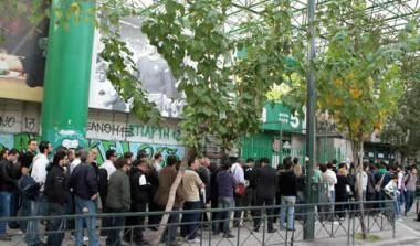 Ουρές για ένα “μαγικό” χαρτάκι με Μπάρτσα