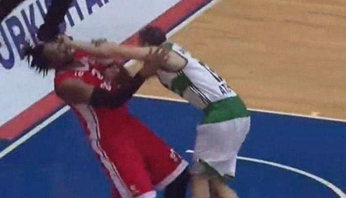 Αντιαθλητικό φάουλ: Τον πέταξε κάτω ο Διαμαντίδης