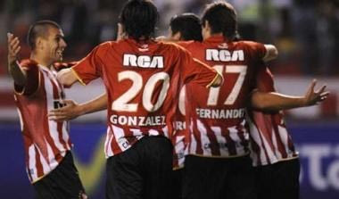 Αγκαλιά με τον τίτλο η Eστουντιάντες, από κοντά η Βελέζ