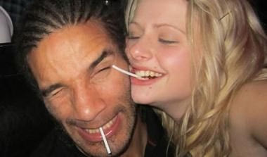 Νεαρή κοπέλα δημοσίευσε στο facebook φωτογραφία του Τζέιμς με γλειφιτζούρι (vid)