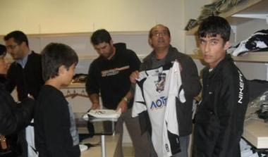 Οι πρώτοι επισκέπτες στην μπουτίκ του ΟΦΗ