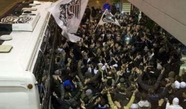 Θερμή υποδοχή στην άφιξη (vids)