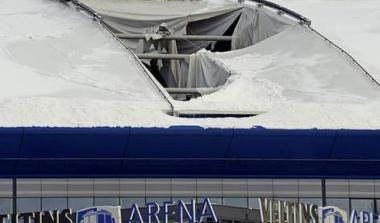 Zημιά στο γήπεδο της Σάλκε λόγω της χιονόπτωσης