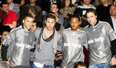 Παρέλαση αστέρων στη Μπεσίκτας. Παρουσίασε Σιμάο, Αλμέιδα και Φερνάντες (vid)