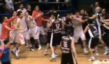 Σκηνές μποξ σε αγώνα μπάσκετ (vid)