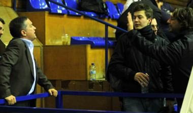 Φραστική επίθεση οπαδών της ΑΕΚ στον Σ.Λαμπρόπουλο