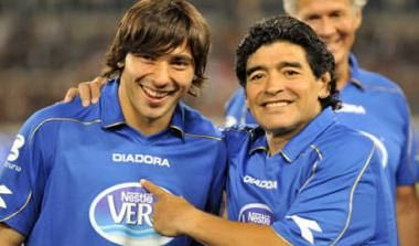 Ο Μαραντόνα πρότεινε να επανέλθει το Νο10 στην Νάπολι (vids)