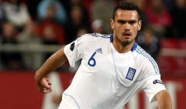 Αναζητά τη λύση στα χαφ