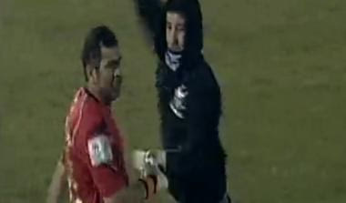 Δείτε την επίθεση οπαδού στον Βεζυρίδη (video)