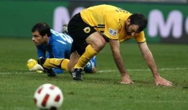 Κάκωση στο γόνατο ο Δέλλας, αμφίβολη η συμμετοχή του απέναντι στον Πανιώνιο