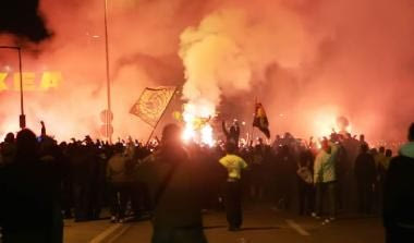 Αποθεώθηκε η αποστολή της ΑΕΚ. Λυμπερόπουλος: “Στις 30 Απρίλη θα το σηκώσουμε όλοι μαζί” (vids)