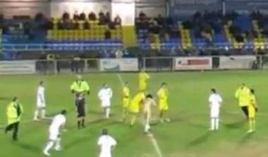 Γυμνός άνδρας εισβάλει στο γήπεδο και καθορίζει την εξέλιξη του ματς (video)