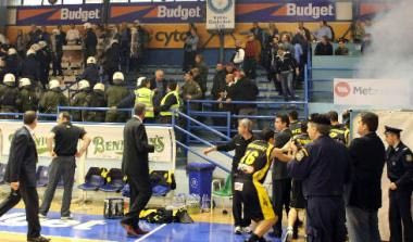 Επεισόδια και διακοπή στο Ιβανώφειο. Εκκενώθηκε το γήπεδο