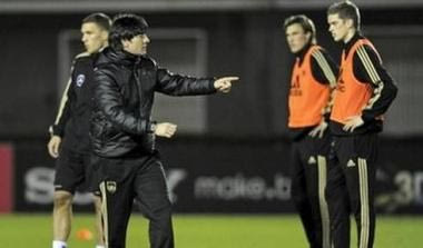 Τον Λεβ “βλέπει” η Bild ως αντικαταστάτη του Φαν Χάαλ