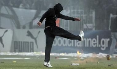 Εισβολή οπαδών στην Τούμπα (vid)