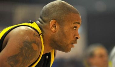 Στα άκρα με Τάκερ ο Αρης