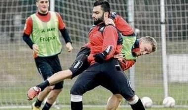 Επεισόδιο Τζαβέλλα με συμπαίκτη του στην Άιντραχτ (pics)