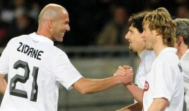 Παρόντες οι Ζιντάν, Νέντβεντ, Ζούνιορ σε φιλανθρωπικό αγώνα (video)