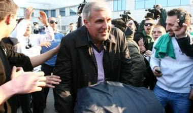 Θερμή υποδοχή της αποστολής του Παναθηναϊκού στο αεροδρόμιο (vids)